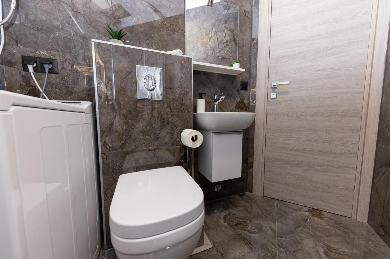 New For 2, Free Private Garage Spot, Wi-fi, 200 M From Mall Of Leilighet Split