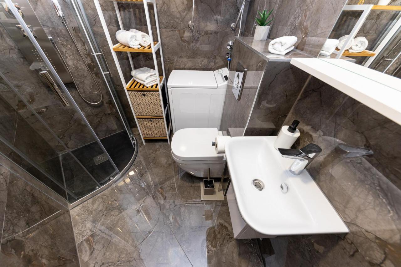 New For 2, Free Private Garage Spot, Wi-fi, 200 M From Mall Of Leilighet