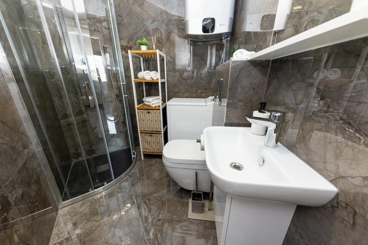 New For 2, Free Private Garage Spot, Wi-fi, 200 M From Mall Of Apartment *